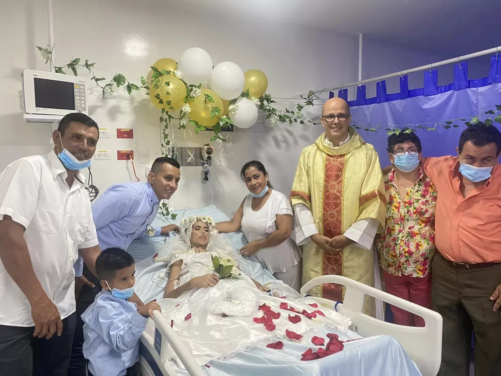 En la salud y la enfermedad: futbolista colombiano se casó con su novia con cáncer en el hospital