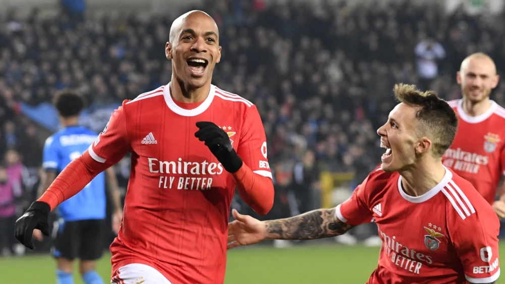  Benfica pone un pie en cuartos al derrotar 2-0 a Brujas en la Champions