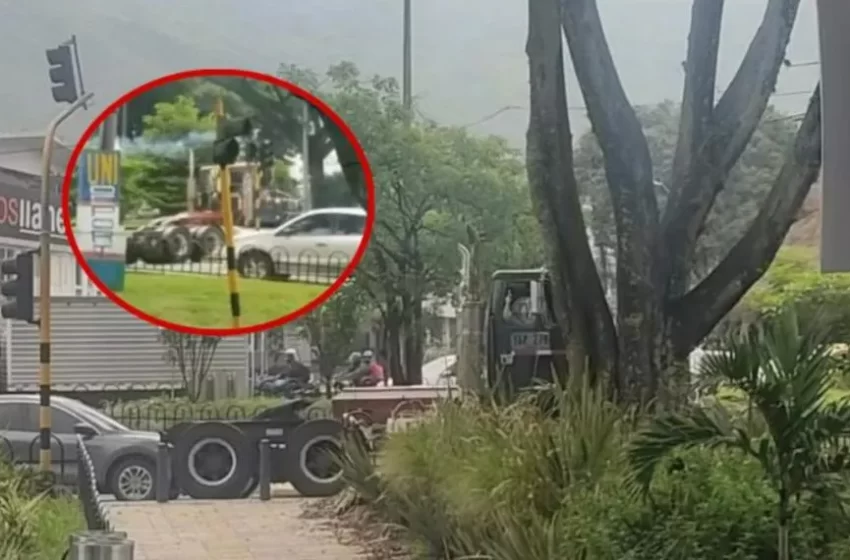 Con ataúd sobre minimula, despidieron a difunto en Cali; caravana se tomó la calle