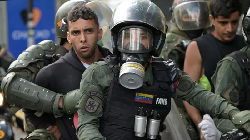 «Desde que lo detuvieron mi hermano ha perdido unos 60 kilos»: las denuncias de los familiares de los arrestados en Venezuela tras las elecciones de hace 3 meses